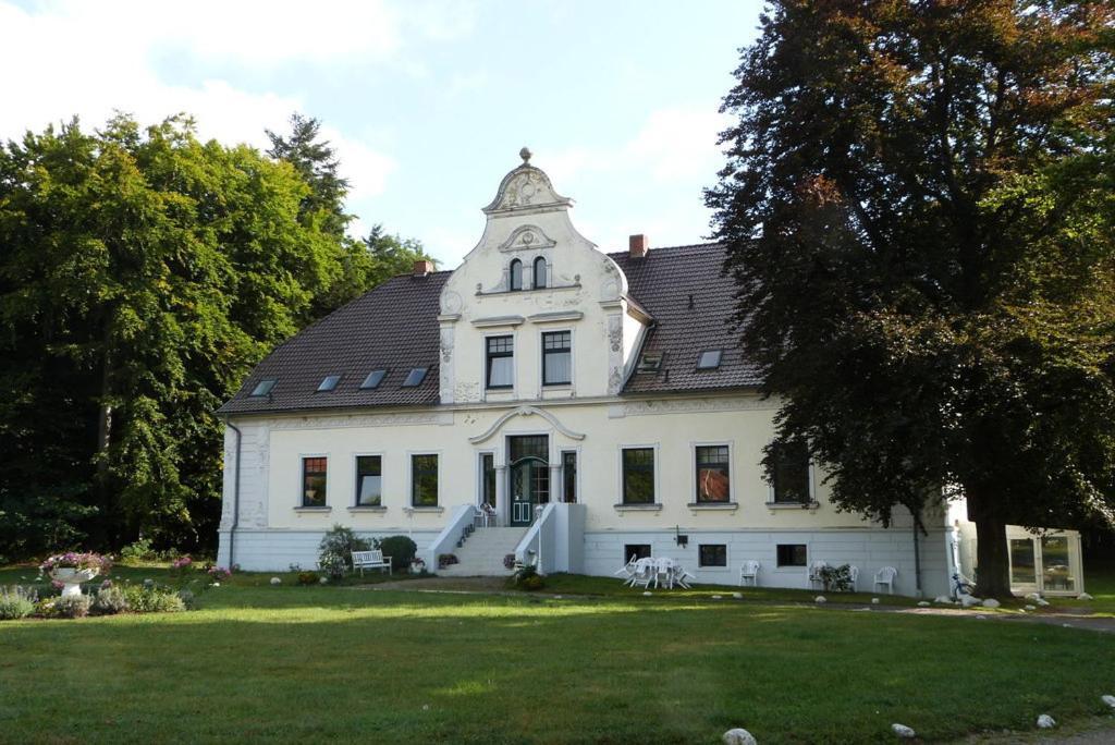 Hotel Pension Gutshaus Neu Wendorf Sanitz Buitenkant foto