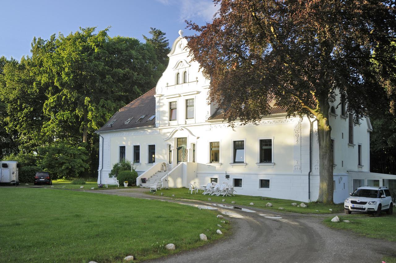 Hotel Pension Gutshaus Neu Wendorf Sanitz Buitenkant foto