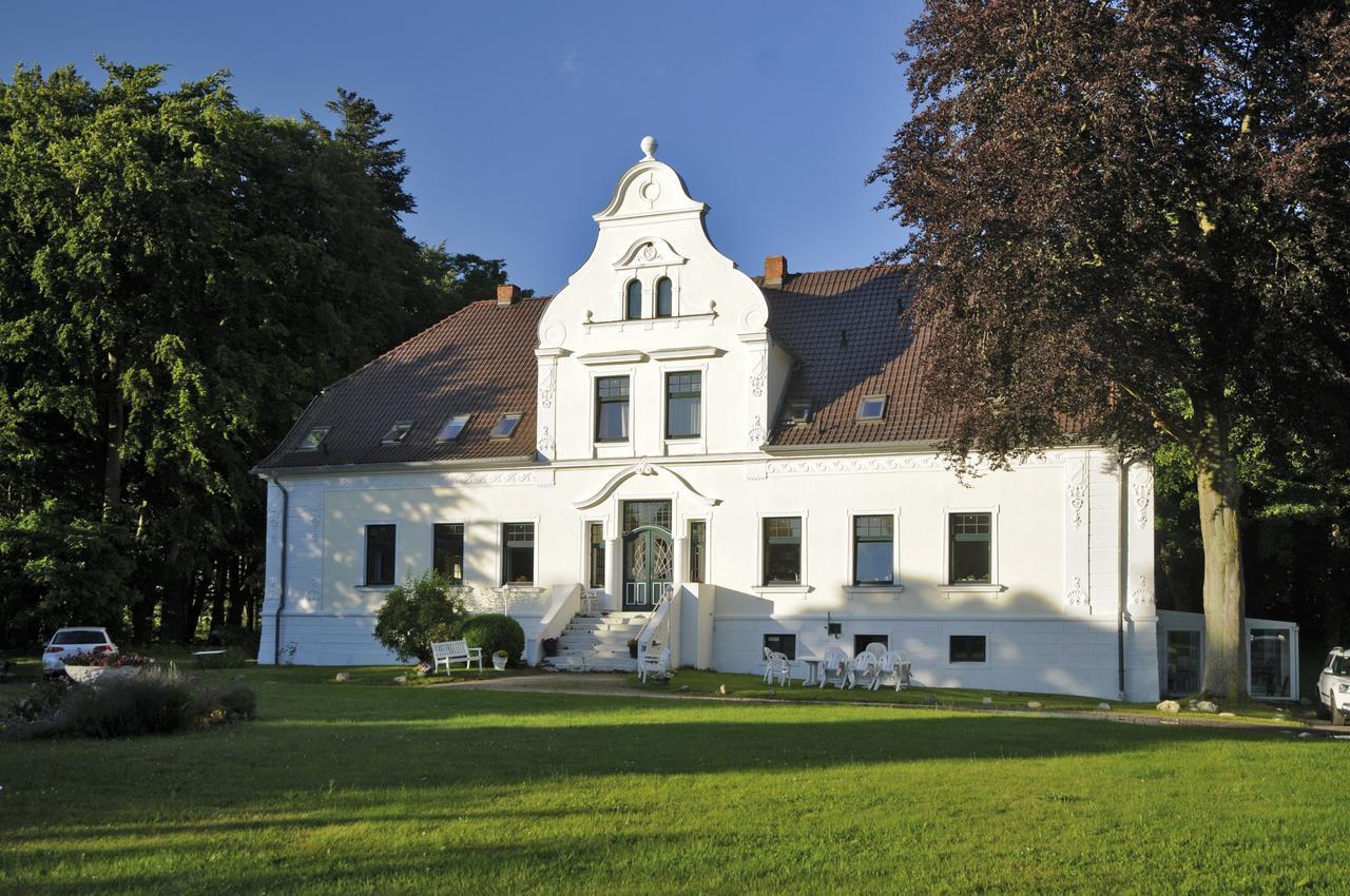 Hotel Pension Gutshaus Neu Wendorf Sanitz Buitenkant foto